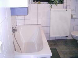 Das Bad im Bungalow 1 ist mit Wanne und Dusche ausgestattet